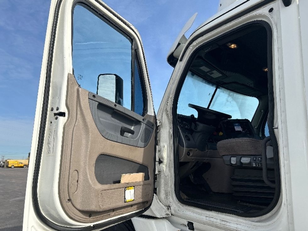 2019 Freightliner Cascadia 125" Sleeper Cab photo 9