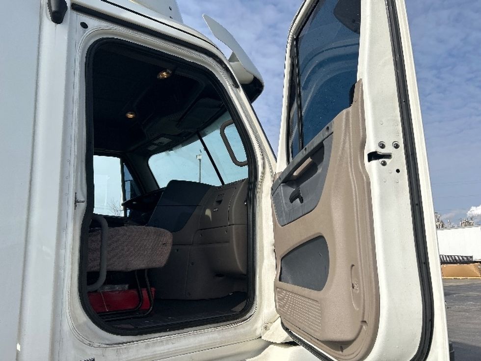 2019 Freightliner Cascadia 125" Sleeper Cab photo 11