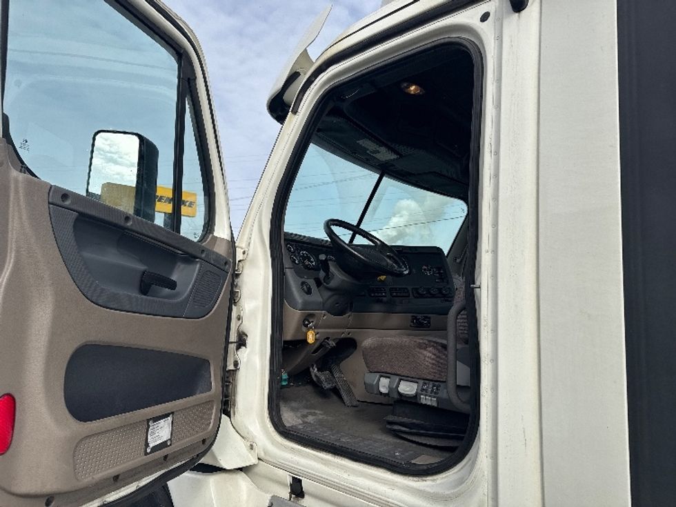 Day Cab Tractor-Heavy Duty Tractors-Freightliner-2019-Cascadia 12564ST-Chicago (Chicago Ridge)-IL-251,734\n\t\tmiles-$ 52,000 - Image 9