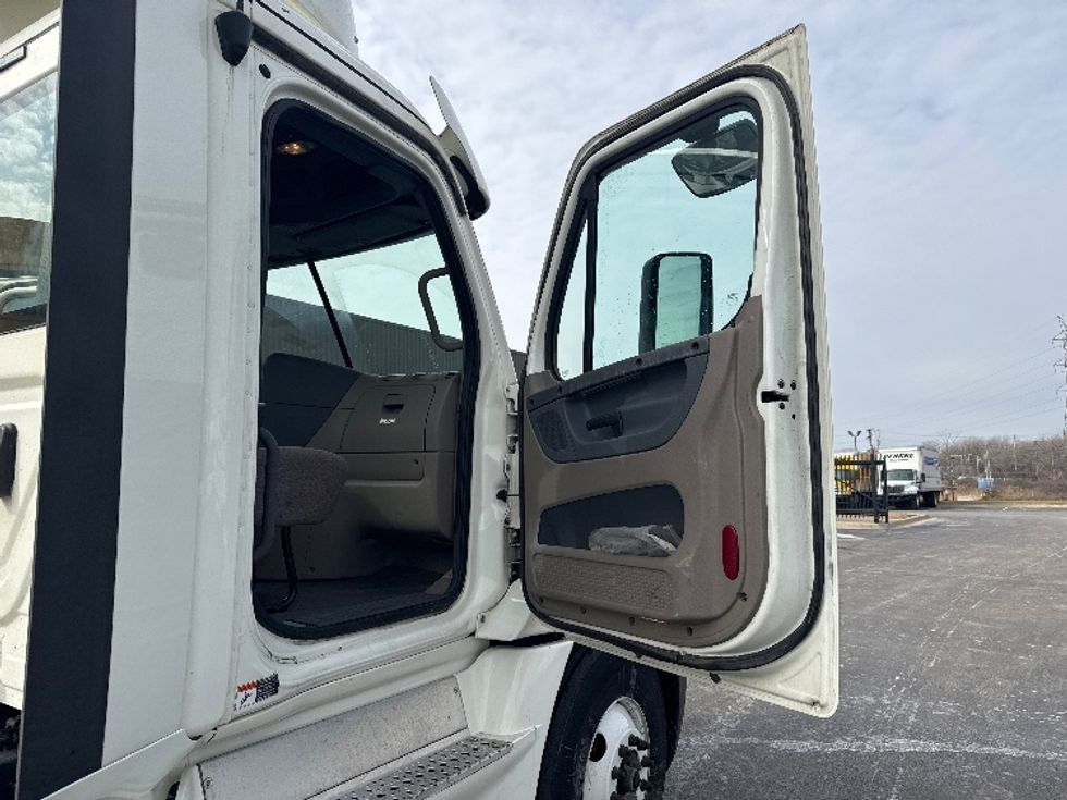 Day Cab Tractor-Heavy Duty Tractors-Freightliner-2019-Cascadia 12564ST-Chicago (Chicago Ridge)-IL-251,734\n\t\tmiles-$ 52,000 - Image 12