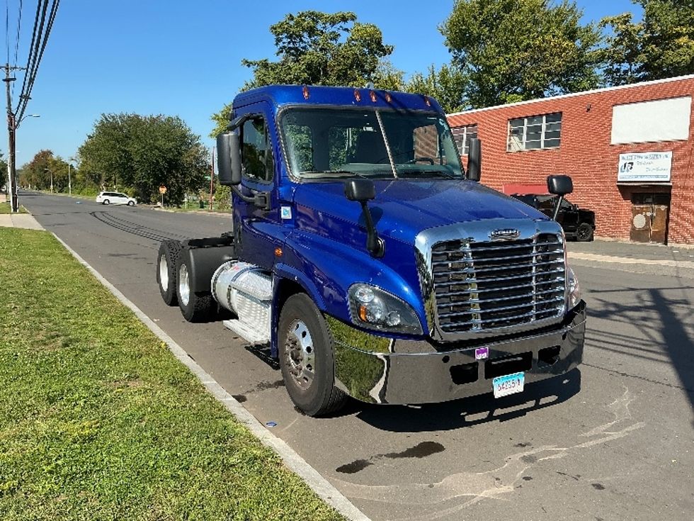 Day Cab Tractor-Heavy Duty Tractors-Freightliner-2019-Cascadia 12564ST-Chicopee-MA-150,526\n\t\tmiles-$ 44,250 - Image 1