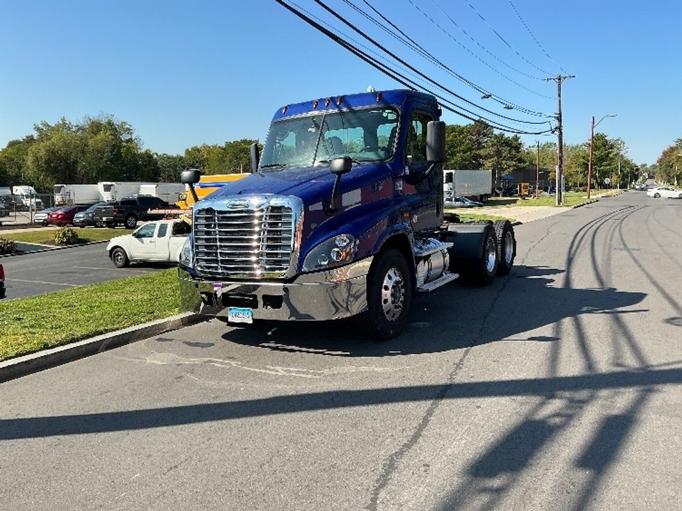 Day Cab Tractor-Heavy Duty Tractors-Freightliner-2019-Cascadia 12564ST-Chicopee-MA-150,526\n\t\tmiles-$ 44,250 - Image 3