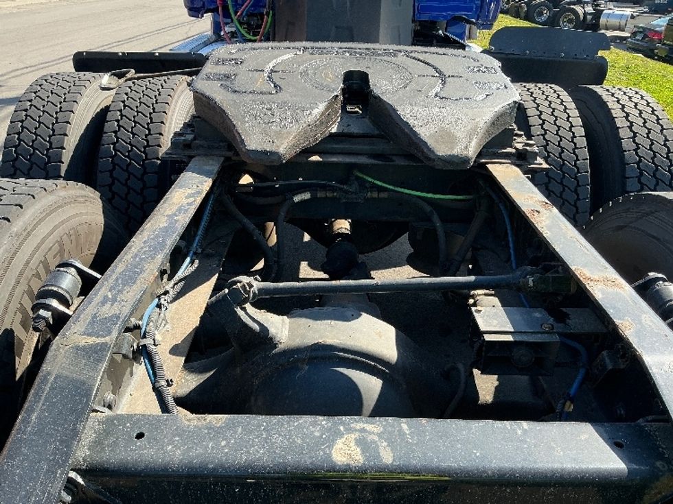 Day Cab Tractor-Heavy Duty Tractors-Freightliner-2019-Cascadia 12564ST-Chicopee-MA-150,526\n\t\tmiles-$ 44,250 - Image 6