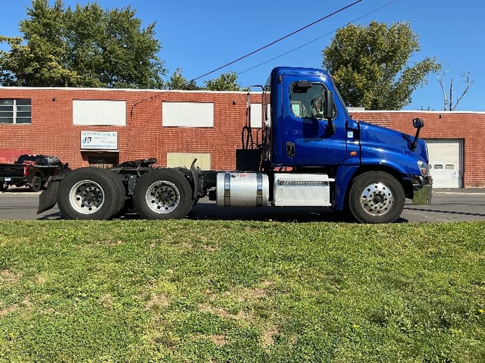 Day Cab Tractor-Heavy Duty Tractors-Freightliner-2019-Cascadia 12564ST-Chicopee-MA-150,526\n\t\tmiles-$ 44,250 - Image 8