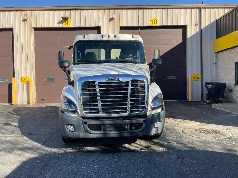 Day Cab Tractor-Heavy Duty Tractors-Freightliner-2019-Cascadia 12564ST-Chicopee-MA-266,532\n\t\tmiles-$ 47,750 - Image 2