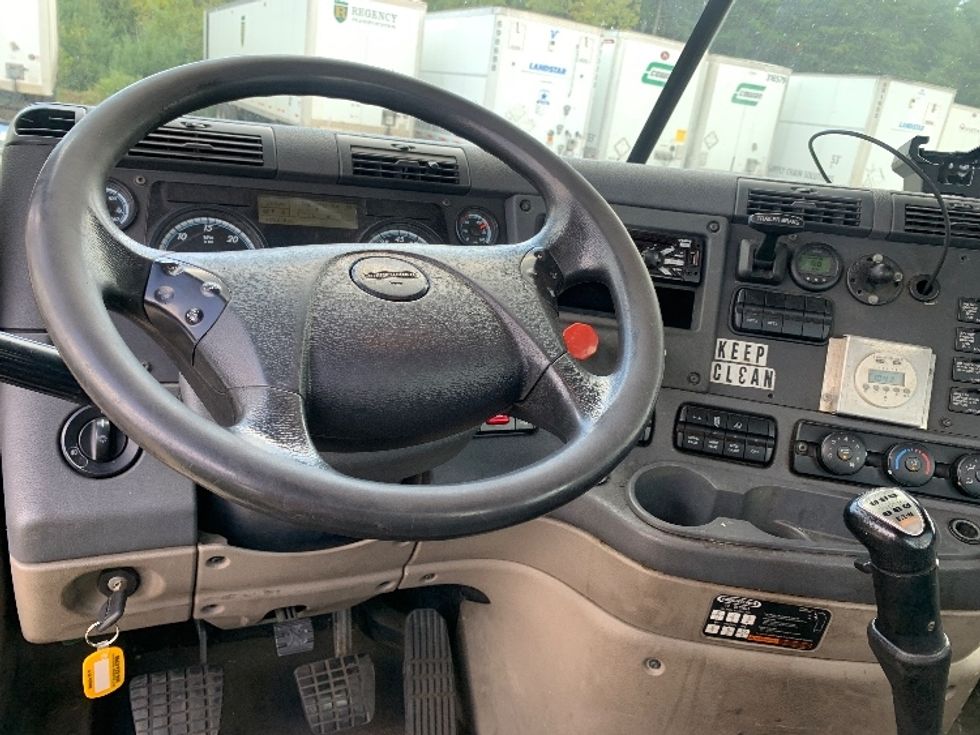 Day Cab Tractor-Heavy Duty Tractors-Freightliner-2019-Cascadia 12564ST-Chicopee-MA-489,076\n\t\tmiles-$ 28,500 - Image 11