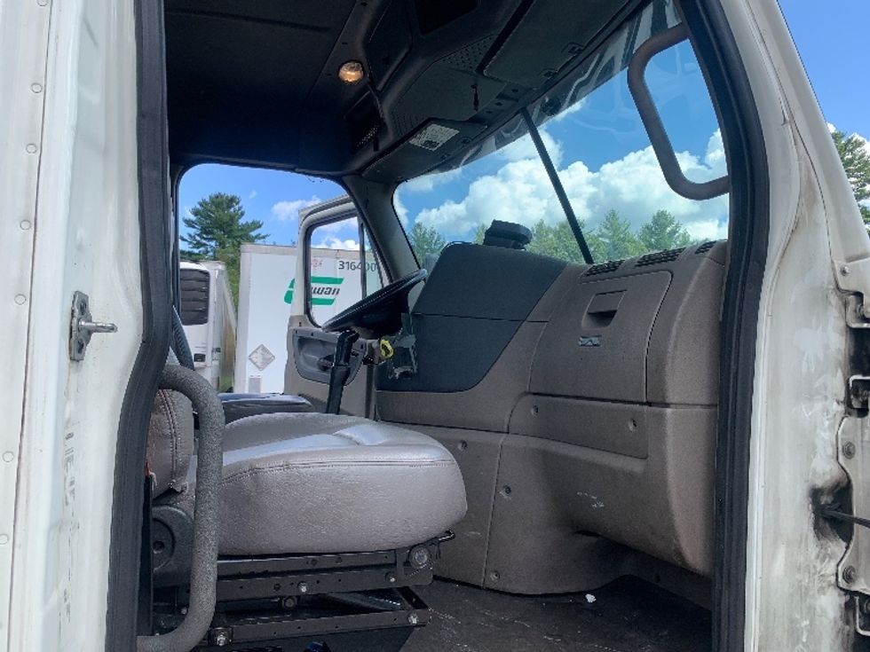 Day Cab Tractor-Heavy Duty Tractors-Freightliner-2019-Cascadia 12564ST-Chicopee-MA-489,076\n\t\tmiles-$ 28,500 - Image 12