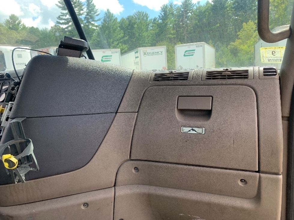 Day Cab Tractor-Heavy Duty Tractors-Freightliner-2019-Cascadia 12564ST-Chicopee-MA-489,076\n\t\tmiles-$ 28,500 - Image 13