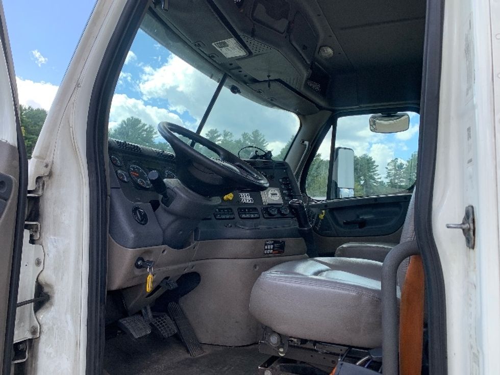 Day Cab Tractor-Heavy Duty Tractors-Freightliner-2019-Cascadia 12564ST-Chicopee-MA-489,076\n\t\tmiles-$ 28,500 - Image 9