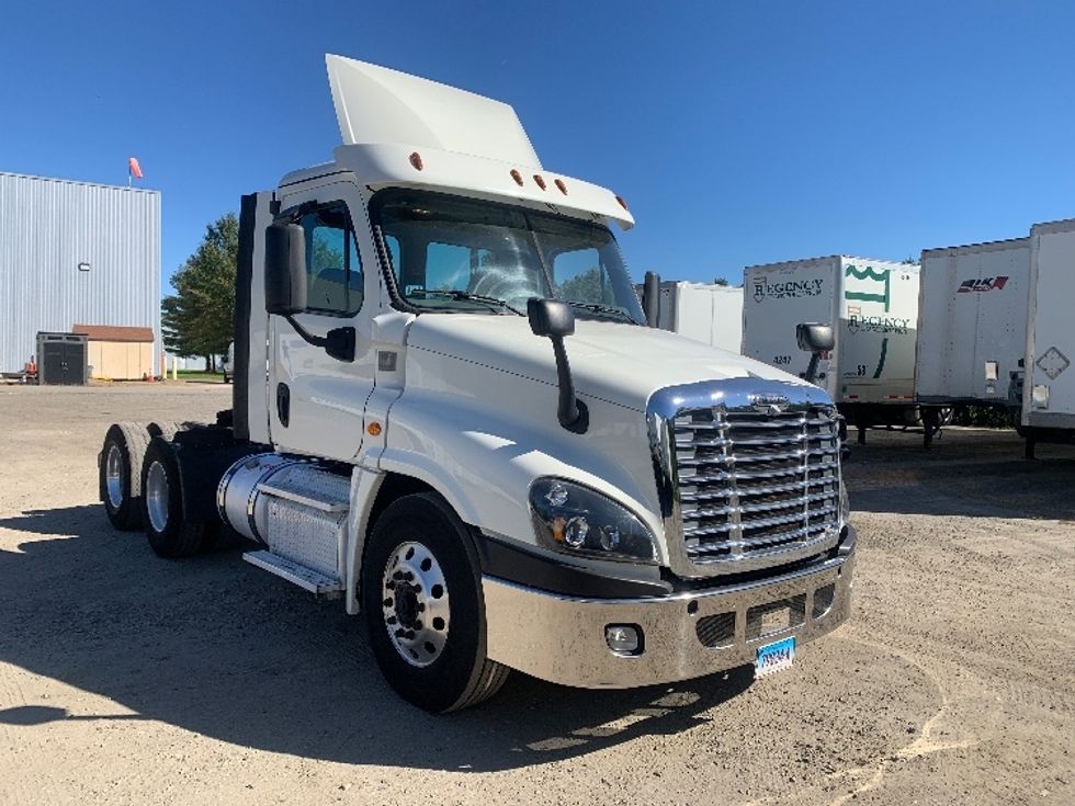 Day Cab Tractor-Heavy Duty Tractors-Freightliner-2019-Cascadia 12564ST-Chicopee-MA-492,483\n\t\tmiles-$ 28,250 - Image 1