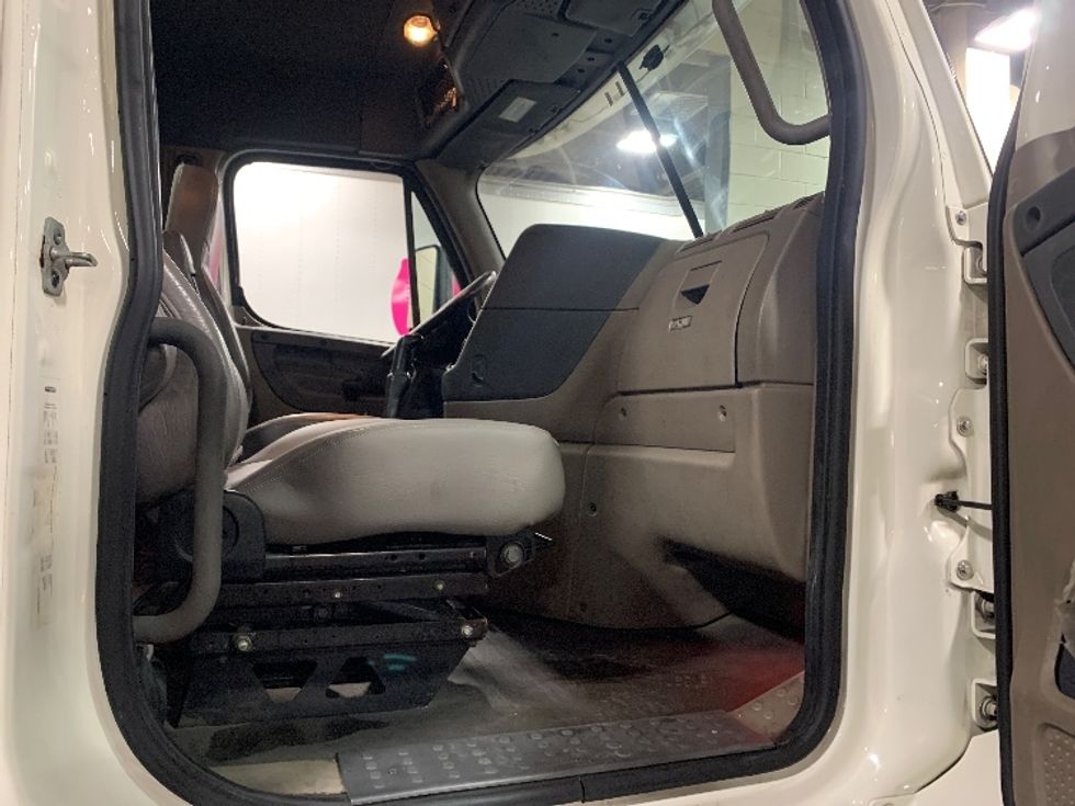 Day Cab Tractor-Heavy Duty Tractors-Freightliner-2019-Cascadia 12564ST-Chicopee-MA-492,483\n\t\tmiles-$ 28,250 - Image 12