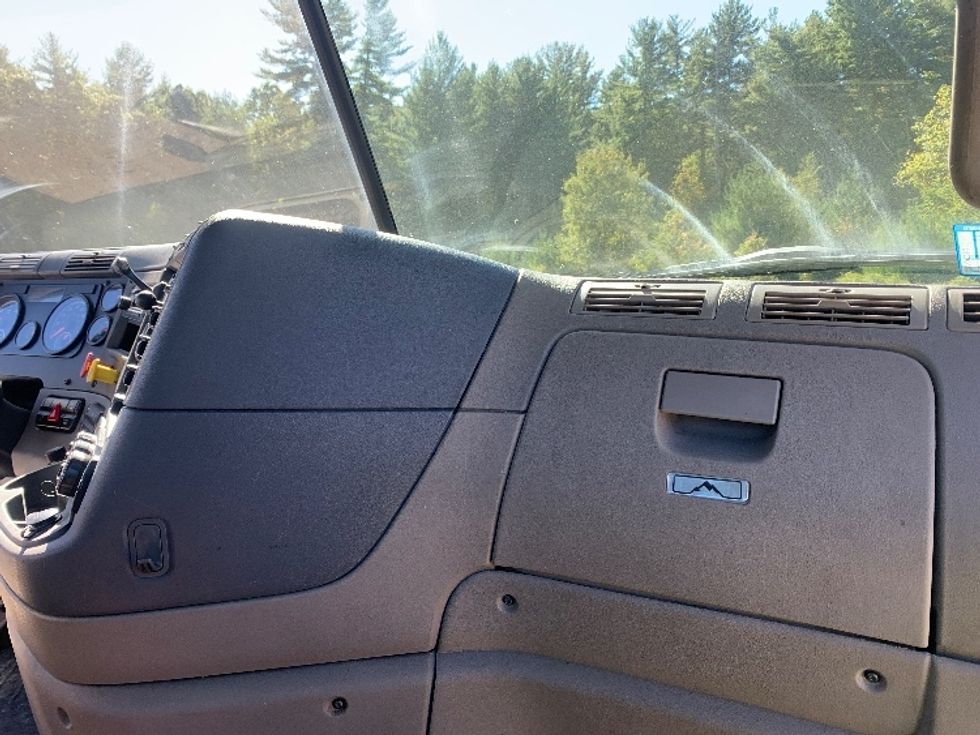 Day Cab Tractor-Heavy Duty Tractors-Freightliner-2019-Cascadia 12564ST-Chicopee-MA-492,483\n\t\tmiles-$ 28,250 - Image 13