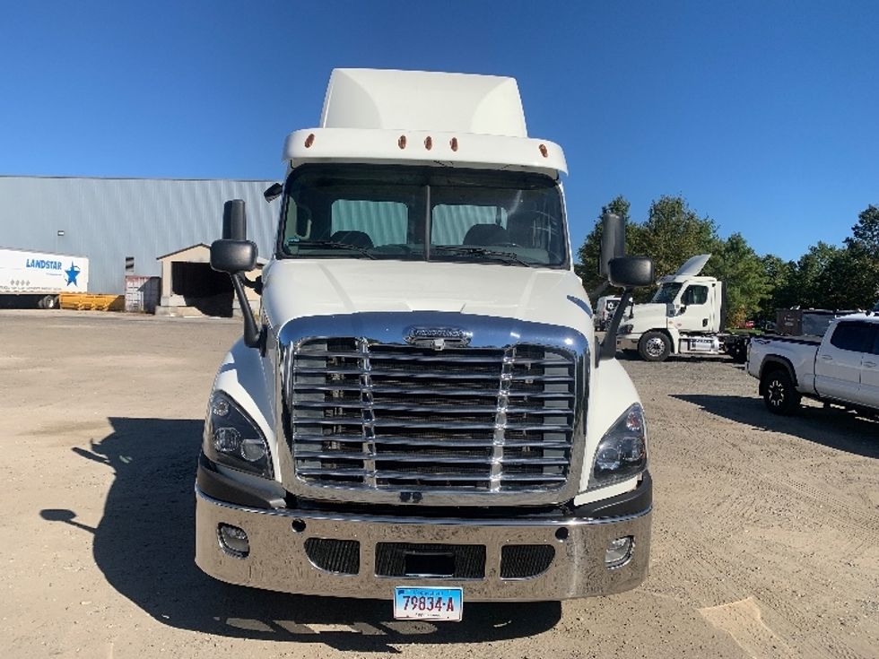 Day Cab Tractor-Heavy Duty Tractors-Freightliner-2019-Cascadia 12564ST-Chicopee-MA-492,483\n\t\tmiles-$ 28,250 - Image 2