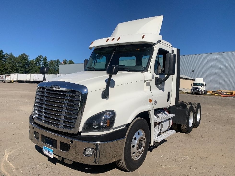 Day Cab Tractor-Heavy Duty Tractors-Freightliner-2019-Cascadia 12564ST-Chicopee-MA-492,483\n\t\tmiles-$ 28,250 - Image 3