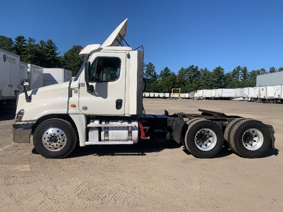 Day Cab Tractor-Heavy Duty Tractors-Freightliner-2019-Cascadia 12564ST-Chicopee-MA-492,483\n\t\tmiles-$ 28,250 - Image 4