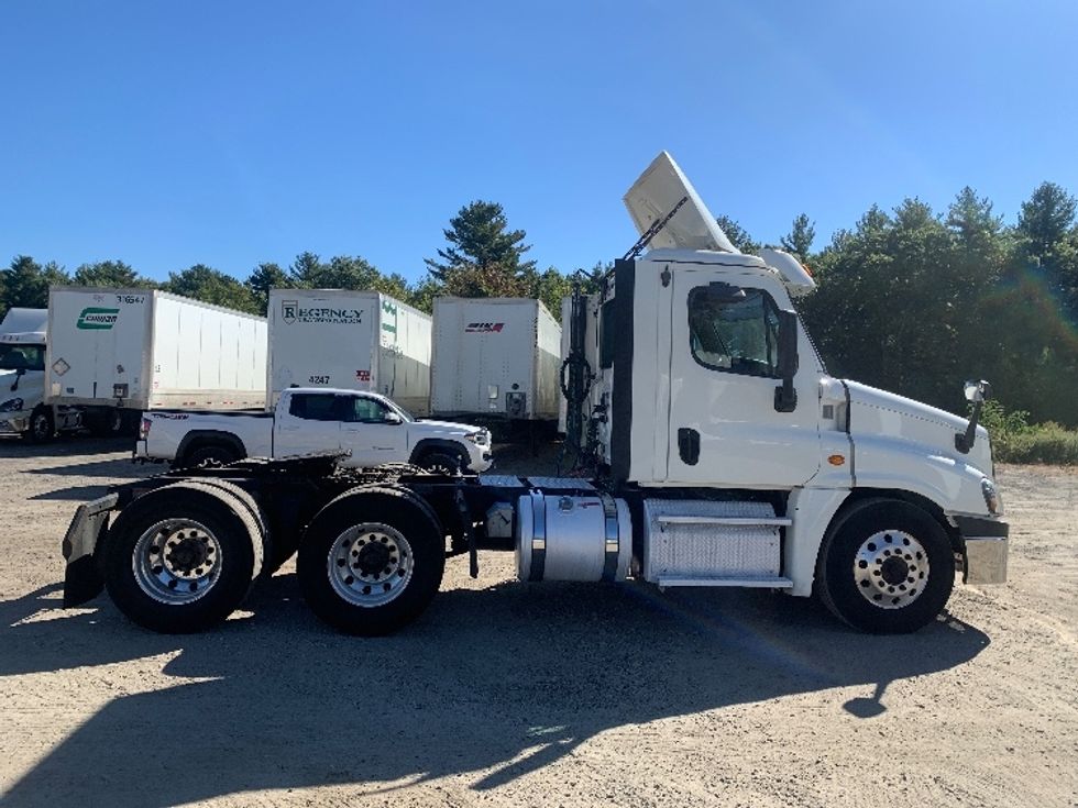 Day Cab Tractor-Heavy Duty Tractors-Freightliner-2019-Cascadia 12564ST-Chicopee-MA-492,483\n\t\tmiles-$ 28,250 - Image 8