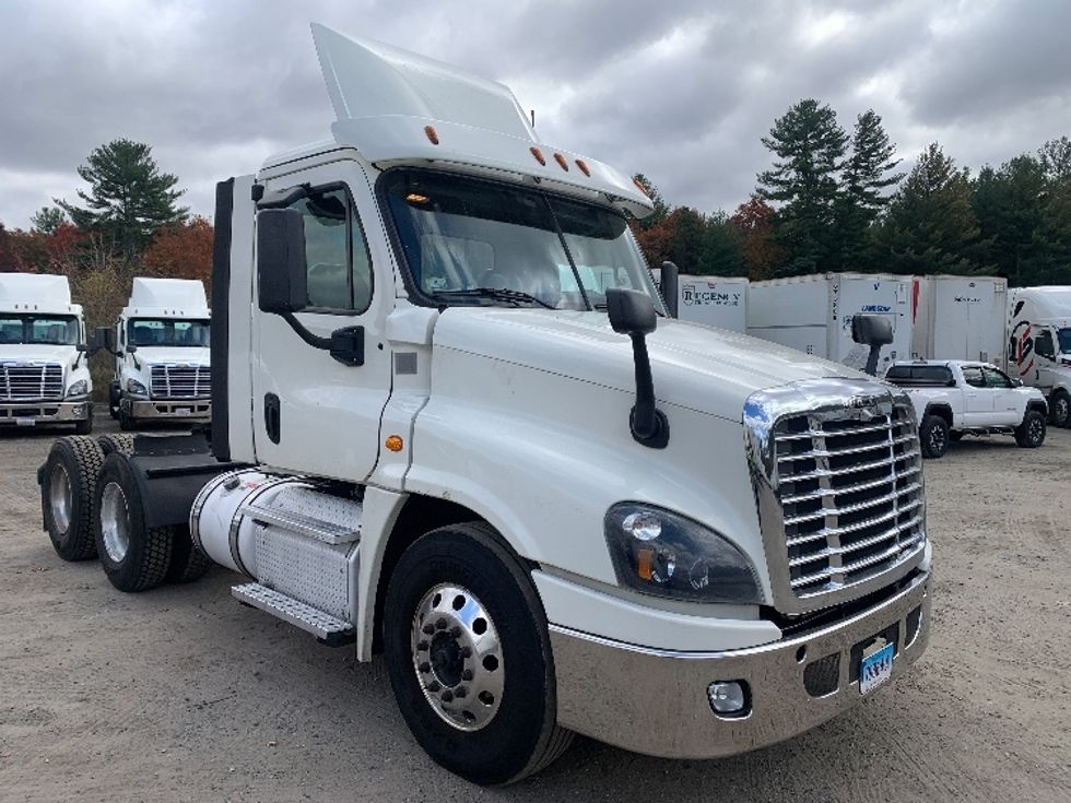 Day Cab Tractor-Heavy Duty Tractors-Freightliner-2019-Cascadia 12564ST-Chicopee-MA-501,612\n\t\tmiles-$ 27,500 - Image 1