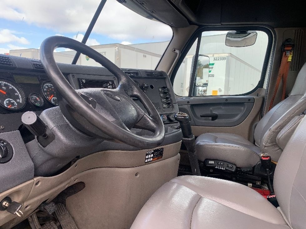 Day Cab Tractor-Heavy Duty Tractors-Freightliner-2019-Cascadia 12564ST-Chicopee-MA-501,612\n\t\tmiles-$ 27,500 - Image 10
