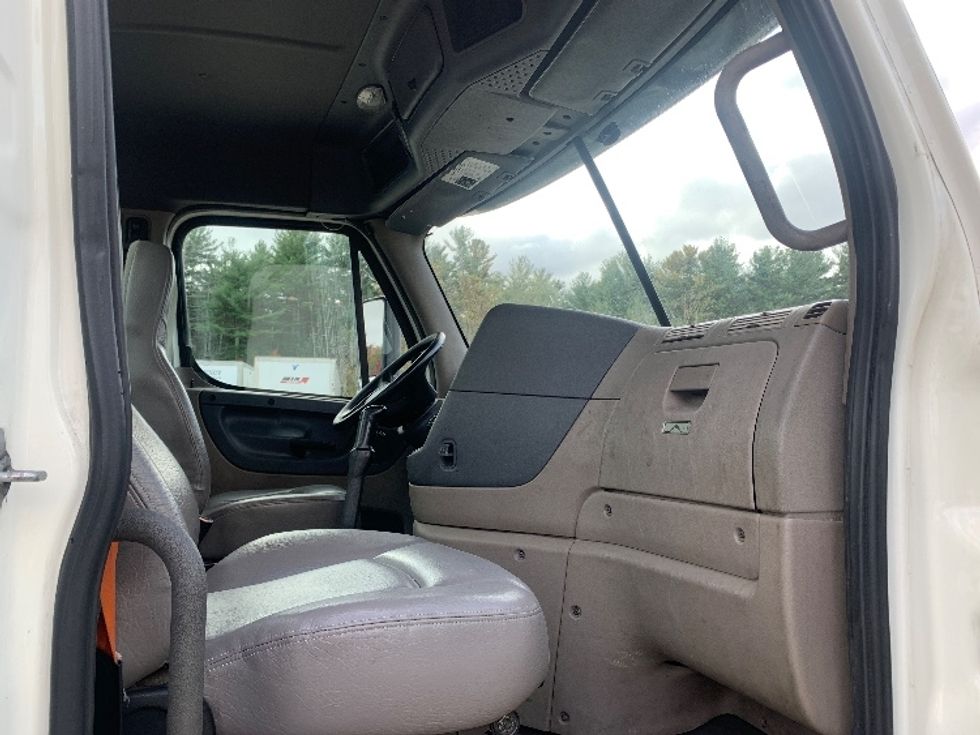 Day Cab Tractor-Heavy Duty Tractors-Freightliner-2019-Cascadia 12564ST-Chicopee-MA-501,612\n\t\tmiles-$ 27,500 - Image 12