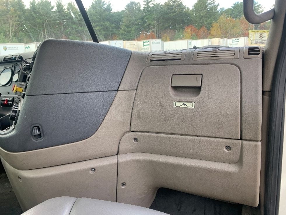 Day Cab Tractor-Heavy Duty Tractors-Freightliner-2019-Cascadia 12564ST-Chicopee-MA-501,612\n\t\tmiles-$ 27,500 - Image 13