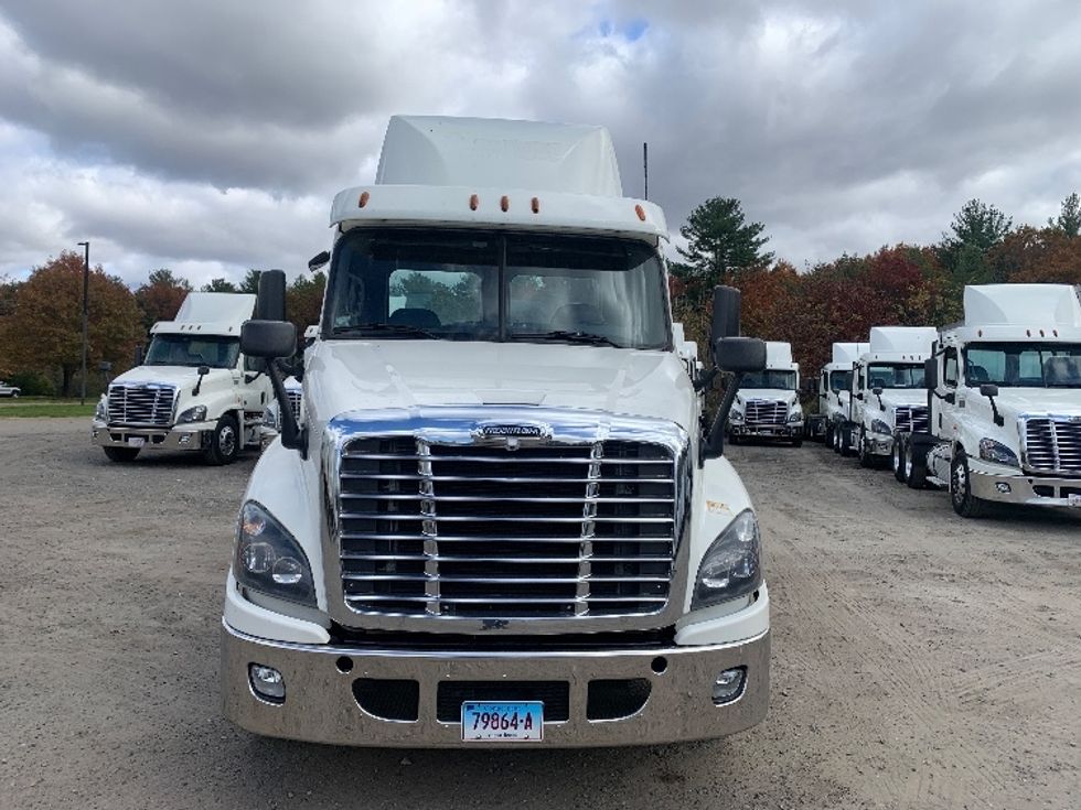 Day Cab Tractor-Heavy Duty Tractors-Freightliner-2019-Cascadia 12564ST-Chicopee-MA-501,612\n\t\tmiles-$ 27,500 - Image 2