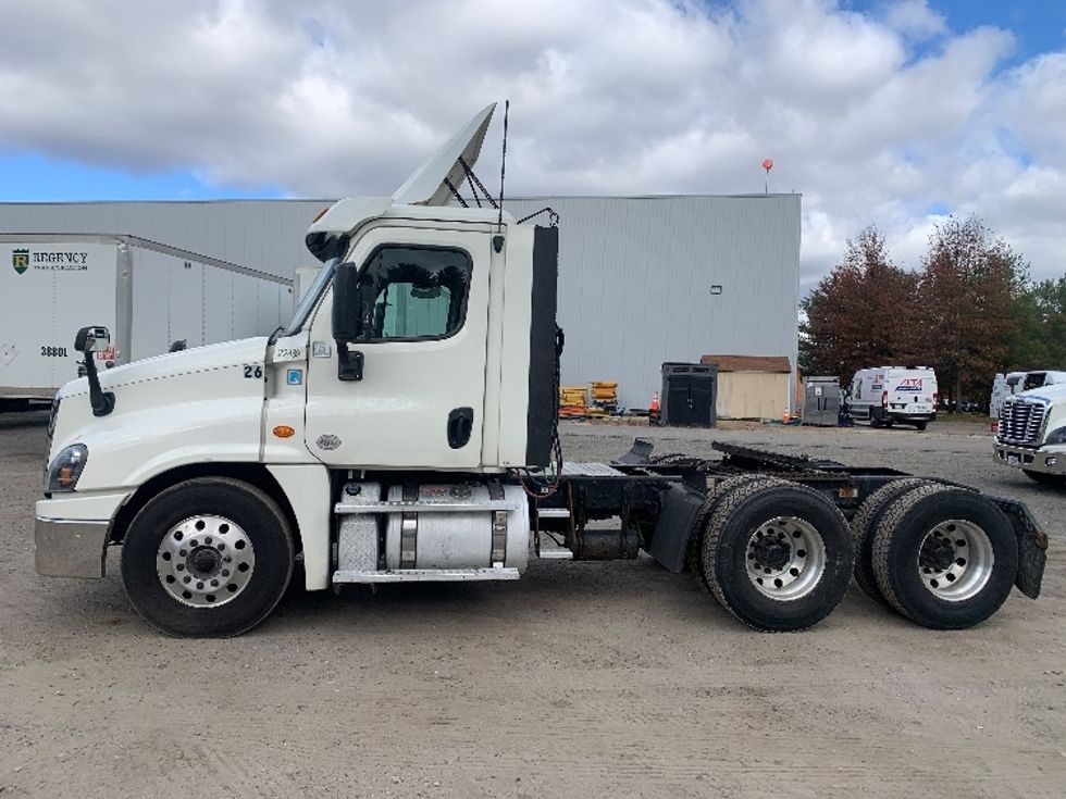 Day Cab Tractor-Heavy Duty Tractors-Freightliner-2019-Cascadia 12564ST-Chicopee-MA-501,612\n\t\tmiles-$ 27,500 - Image 4