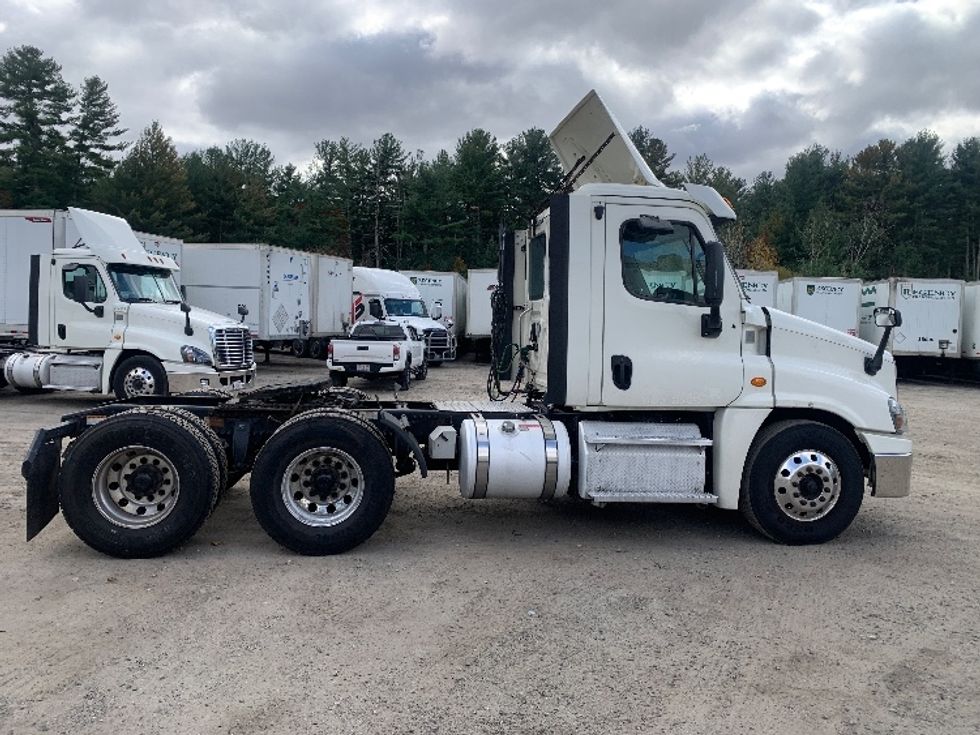 Day Cab Tractor-Heavy Duty Tractors-Freightliner-2019-Cascadia 12564ST-Chicopee-MA-501,612\n\t\tmiles-$ 27,500 - Image 8