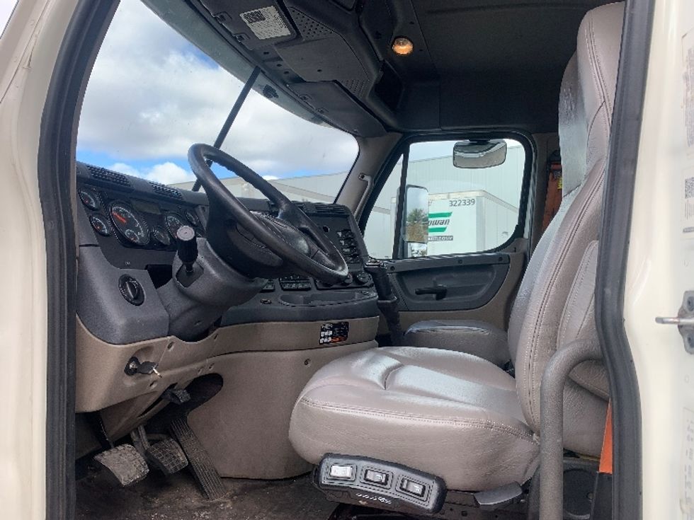 Day Cab Tractor-Heavy Duty Tractors-Freightliner-2019-Cascadia 12564ST-Chicopee-MA-501,612\n\t\tmiles-$ 27,500 - Image 9