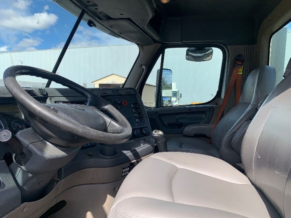 Day Cab Tractor-Heavy Duty Tractors-Freightliner-2019-Cascadia 12564ST-Chicopee-MA-505,703\n\t\tmiles-$ 27,250 - Image 10