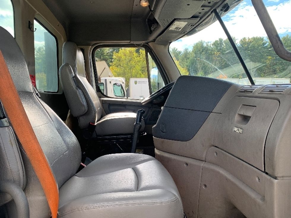 Day Cab Tractor-Heavy Duty Tractors-Freightliner-2019-Cascadia 12564ST-Chicopee-MA-505,703\n\t\tmiles-$ 27,250 - Image 14