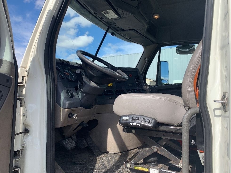 Day Cab Tractor-Heavy Duty Tractors-Freightliner-2019-Cascadia 12564ST-Chicopee-MA-505,703\n\t\tmiles-$ 27,250 - Image 9