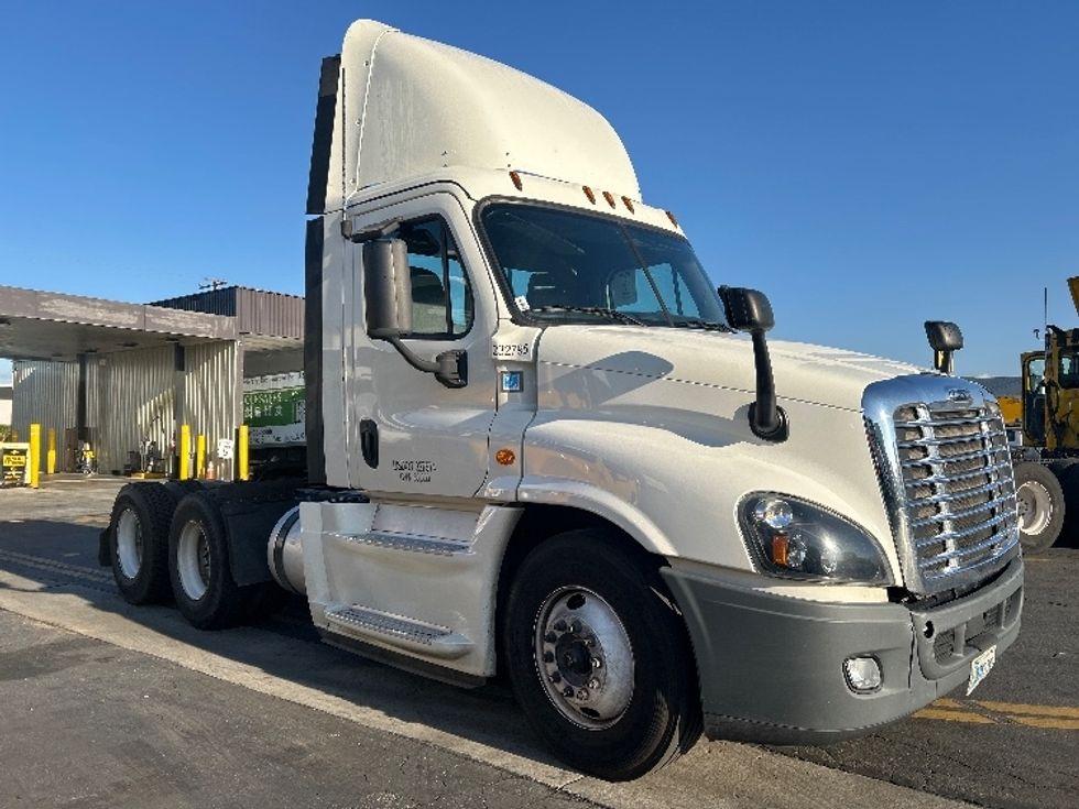 Day Cab Tractor-Heavy Duty Tractors-Freightliner-2019-Cascadia 12564ST-City Of Industry-CA-228,780\n\t\tmiles-$ 49,250 - Image 1