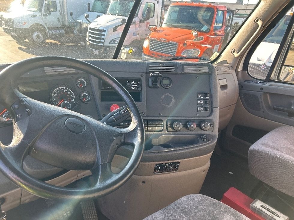 Day Cab Tractor-Heavy Duty Tractors-Freightliner-2019-Cascadia 12564ST-City Of Industry-CA-228,780\n\t\tmiles-$ 49,250 - Image 10