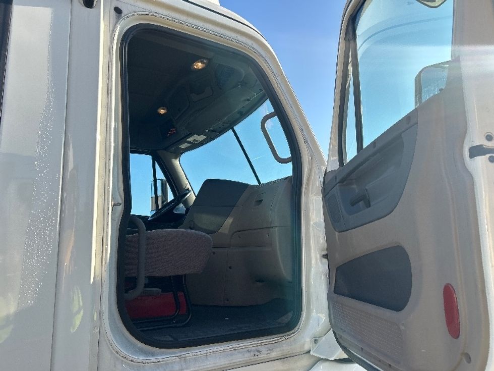 Day Cab Tractor-Heavy Duty Tractors-Freightliner-2019-Cascadia 12564ST-City Of Industry-CA-228,780\n\t\tmiles-$ 49,250 - Image 12