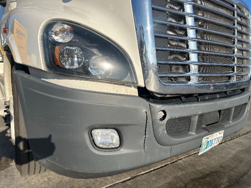 Day Cab Tractor-Heavy Duty Tractors-Freightliner-2019-Cascadia 12564ST-City Of Industry-CA-228,780\n\t\tmiles-$ 49,250 - Image 19