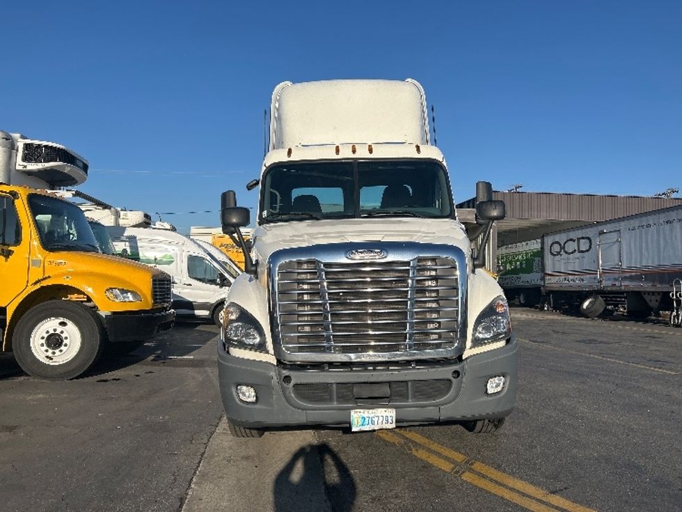 Day Cab Tractor-Heavy Duty Tractors-Freightliner-2019-Cascadia 12564ST-City Of Industry-CA-228,780\n\t\tmiles-$ 49,250 - Image 2