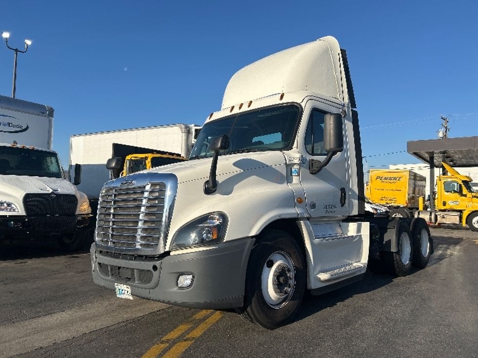 Day Cab Tractor-Heavy Duty Tractors-Freightliner-2019-Cascadia 12564ST-City Of Industry-CA-228,780\n\t\tmiles-$ 49,250 - Image 3