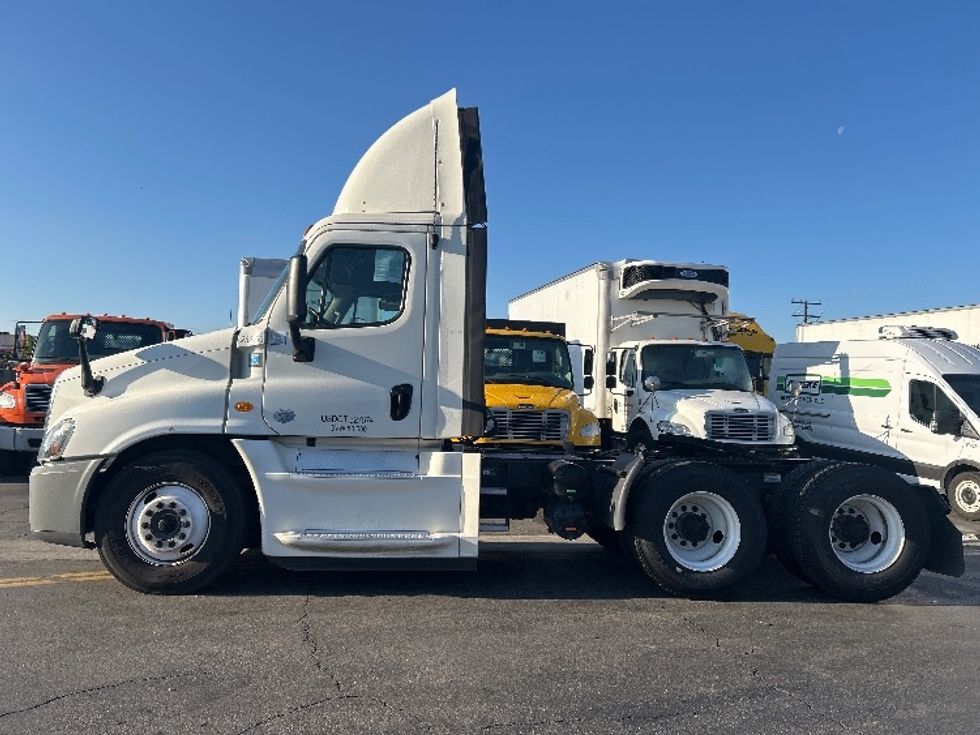 Day Cab Tractor-Heavy Duty Tractors-Freightliner-2019-Cascadia 12564ST-City Of Industry-CA-228,780\n\t\tmiles-$ 49,250 - Image 4