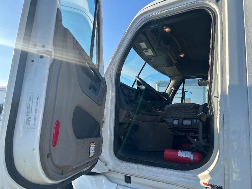 Day Cab Tractor-Heavy Duty Tractors-Freightliner-2019-Cascadia 12564ST-City Of Industry-CA-228,780\n\t\tmiles-$ 49,250 - Image 9