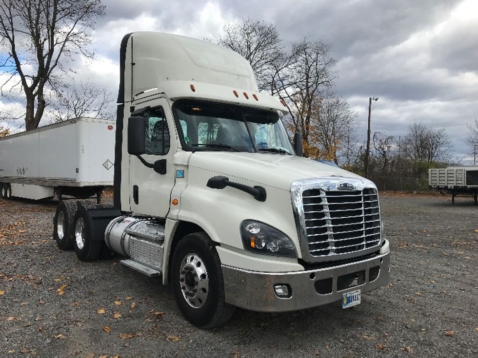 Day Cab Tractor-Heavy Duty Tractors-Freightliner-2019-Cascadia 12564ST-Cleona-PA-483,668\n\t\tmiles-$ 33,500 - Image 1