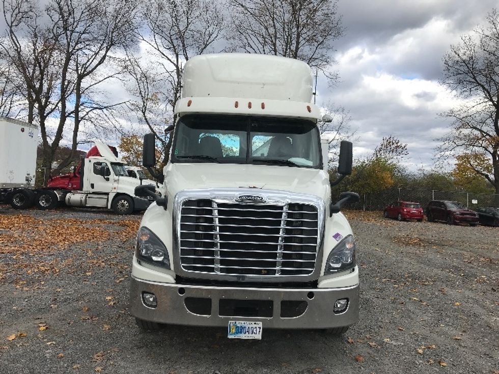 Day Cab Tractor-Heavy Duty Tractors-Freightliner-2019-Cascadia 12564ST-Cleona-PA-483,668\n\t\tmiles-$ 33,500 - Image 2