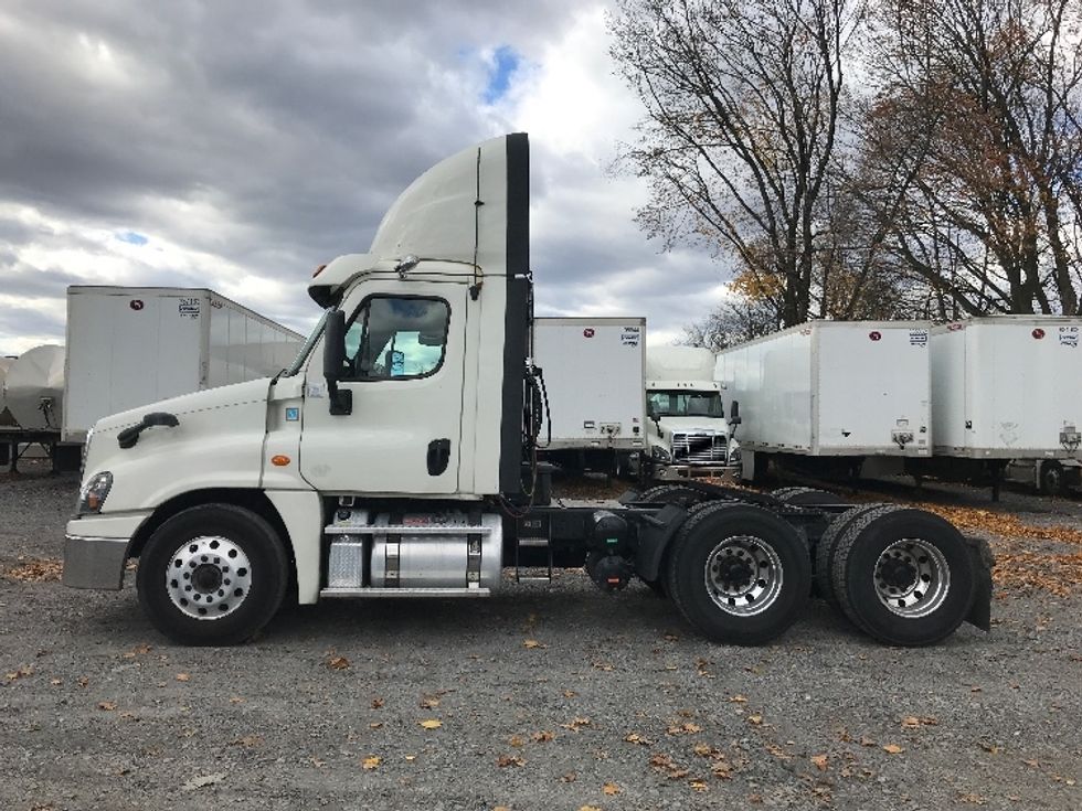 Day Cab Tractor-Heavy Duty Tractors-Freightliner-2019-Cascadia 12564ST-Cleona-PA-483,668\n\t\tmiles-$ 33,500 - Image 4
