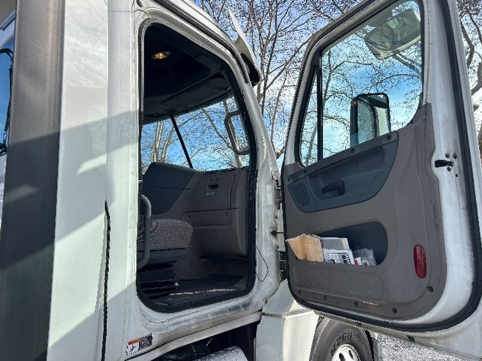Day Cab Tractor-Heavy Duty Tractors-Freightliner-2019-Cascadia 12564ST-Cleona-PA-489,298\n\t\tmiles-$ 33,000 - Image 12