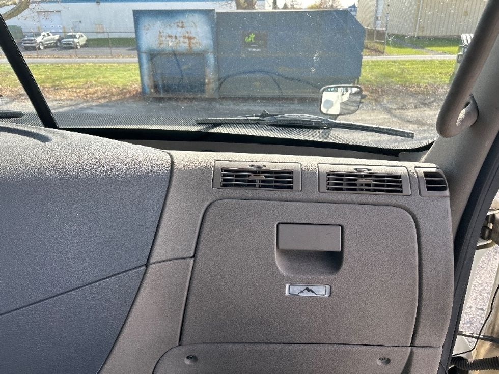 Day Cab Tractor-Heavy Duty Tractors-Freightliner-2019-Cascadia 12564ST-Cleona-PA-489,298\n\t\tmiles-$ 33,000 - Image 13