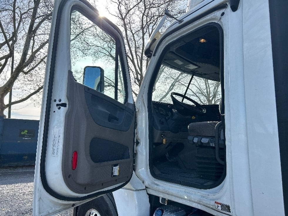 Day Cab Tractor-Heavy Duty Tractors-Freightliner-2019-Cascadia 12564ST-Cleona-PA-489,298\n\t\tmiles-$ 33,000 - Image 9