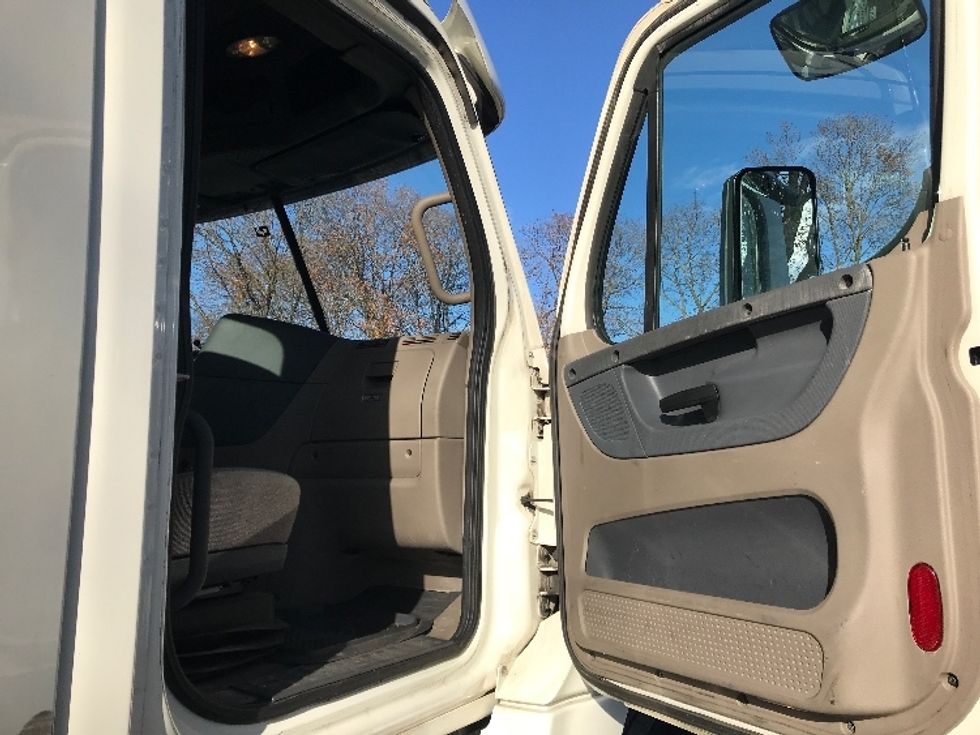 Day Cab Tractor-Heavy Duty Tractors-Freightliner-2019-Cascadia 12564ST-Cleona-PA-520,452\n\t\tmiles-$ 30,500 - Image 12