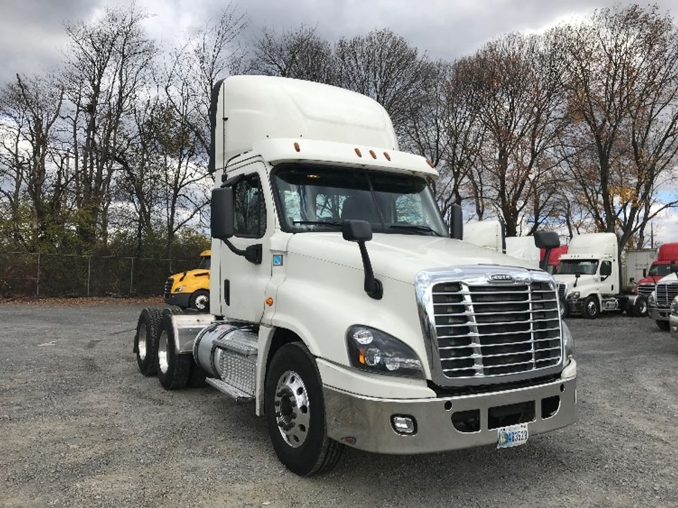 Day Cab Tractor-Heavy Duty Tractors-Freightliner-2019-Cascadia 12564ST-Cleona-PA-531,969\n\t\tmiles-$ 29,750 - Image 1