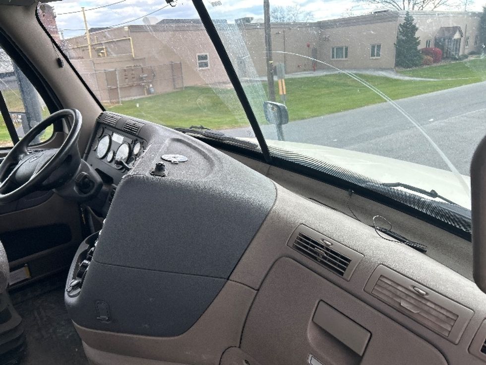 Day Cab Tractor-Heavy Duty Tractors-Freightliner-2019-Cascadia 12564ST-Cleona-PA-536,237\n\t\tmiles-$ 29,250 - Image 13