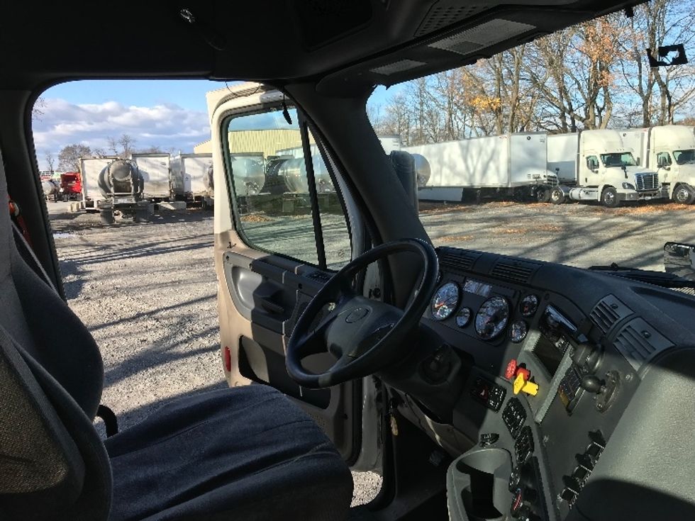 Day Cab Tractor-Heavy Duty Tractors-Freightliner-2019-Cascadia 12564ST-Cleona-PA-609,460\n\t\tmiles-$ 24,250 - Image 14