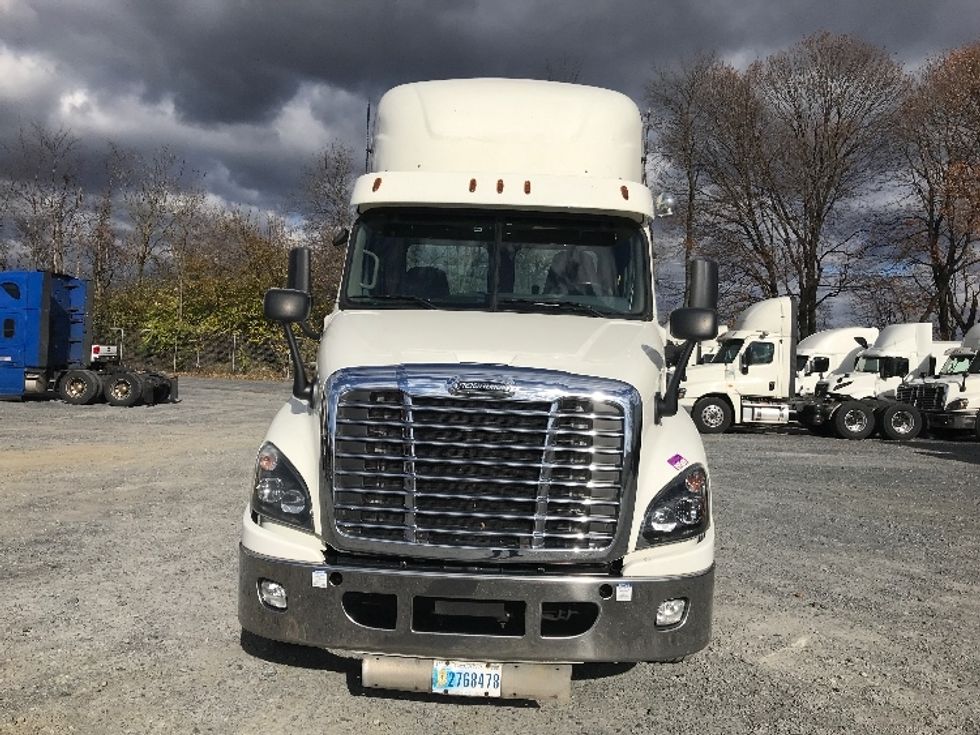 Day Cab Tractor-Heavy Duty Tractors-Freightliner-2019-Cascadia 12564ST-Cleona-PA-609,460\n\t\tmiles-$ 24,250 - Image 2